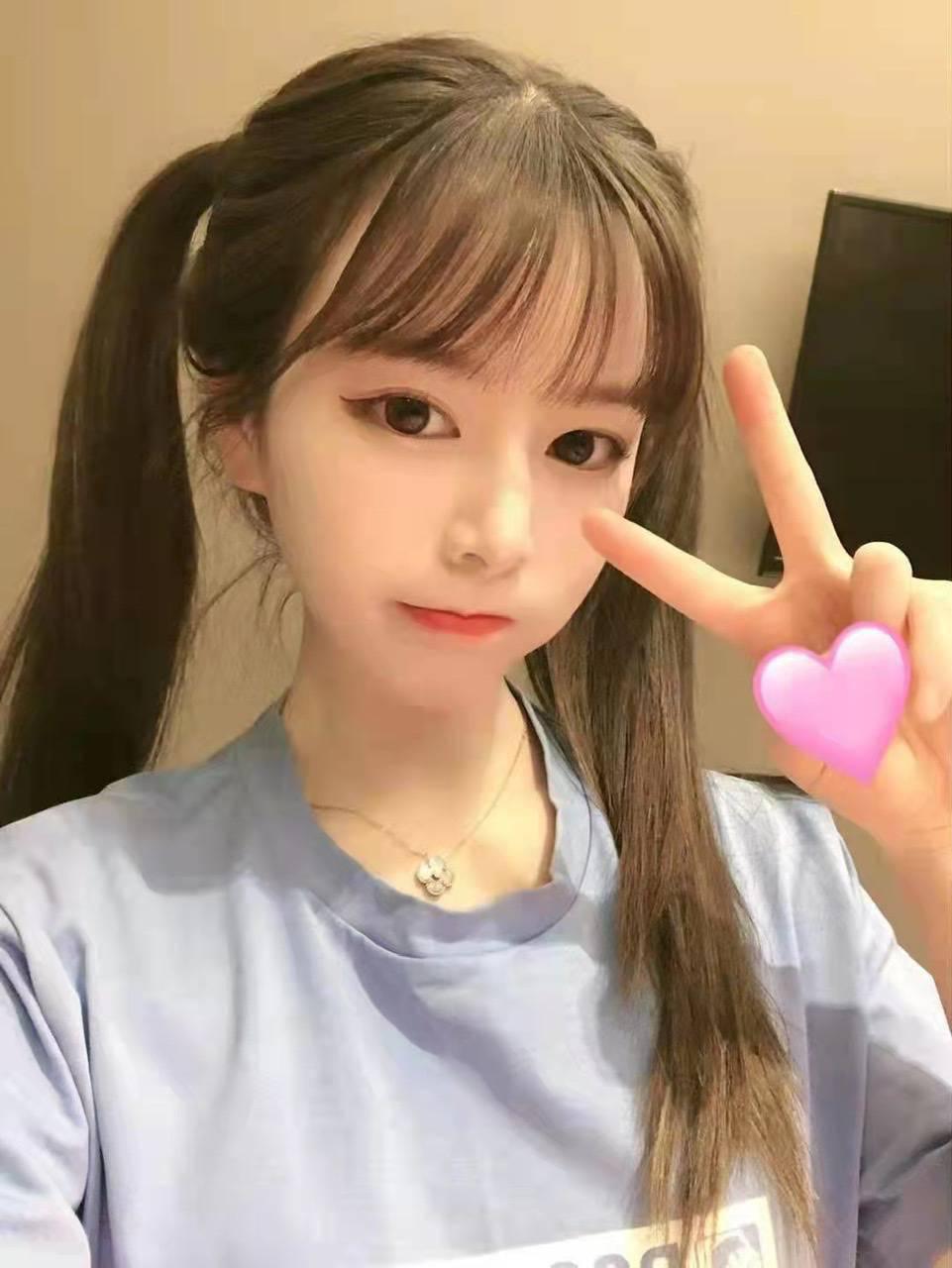 这个女孩是兼职 有小女朋友的感觉